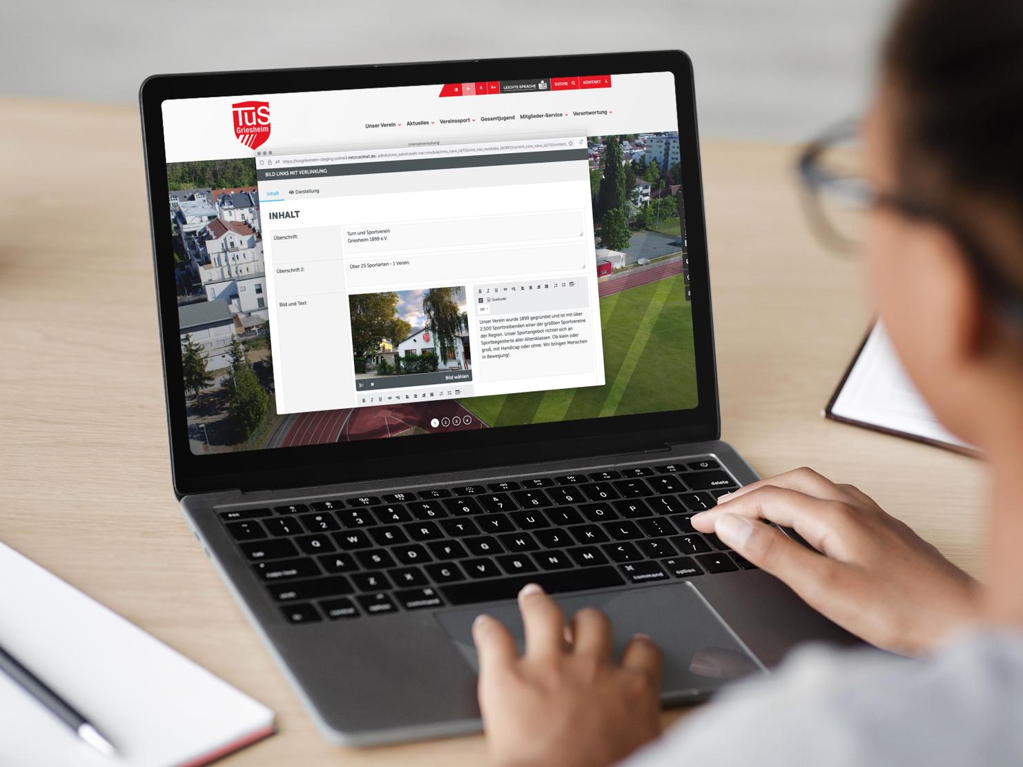 MacBook mit Abbildung einer Vereinswebsite im Adminmodus