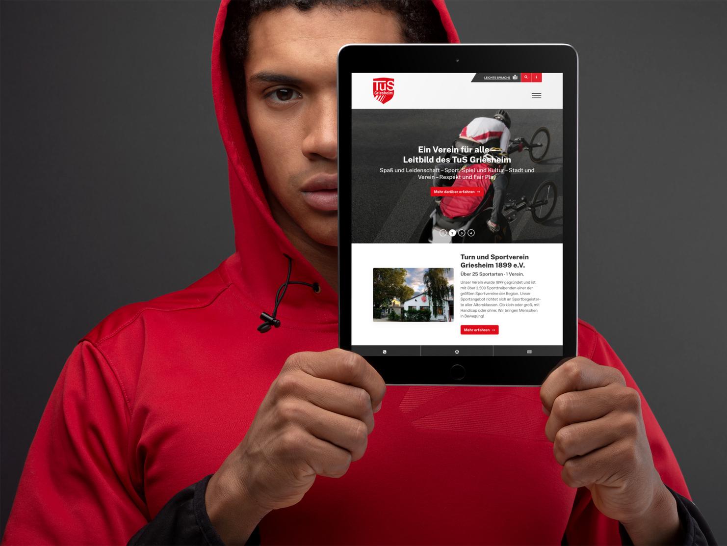 Tablet mit Abbildung einer Vereinswebsite